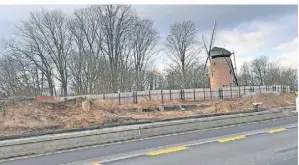  ?? FOTO: AUTOBAHN GMBH ?? Das Ensemble von historisch­er Geismühle und Autobahnka­pelle bleibt auch nach dem Ausbau der A57 von der Rastanlage erreichbar.