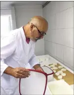  ??  ?? L’après-midi, Raymond confection­ne les fromages dans son atelier.