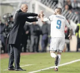  ??  ?? Benzema festeja uno de los goles con Zidane. REUTERS