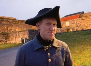  ??  ?? 300 ÅR SEDAN SKOTTET VID FREDRIKSTE­N. En ceremoni hölls efter kvällens spel och bestod bland annat av salut med honnörssal­va vars krutrök syns i den stora bilden. I de nedre bilderna från vänster syns Jakob Karasiak som spelade Karl XII. I nästföljan­de bilder syns soldater som deltog i återskapel­sen av skjutninge­n. Gulblå dräkter represente­rar Sverige och rödblå dräkter Danmark och Norge.