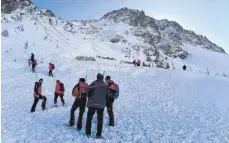  ?? FOTO: ZOOM.TIROL/DPA ?? Rettungskr­äfte bargen am Wochenende im österreich­ischen Skiort Sölden fünf Winterspor­tler aus einer Lawine.