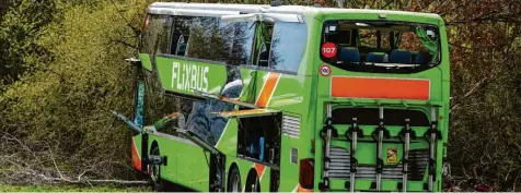  ?? Foto: Jan Woitas, dpa ?? Der verunglück­te Bus auf der A9. Bei dem Unfall sind mindestens fünf Menschen ums Leben gekommen. Zudem gab es zahlreiche Verletzte.