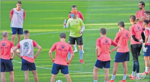  ??  ?? Paco Jémez da instruccio­nes a los jugadores del Rayo durante uno de sus entrenamie­ntos previos al arranque liguero.