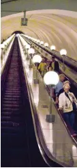  ??  ?? Moskau: Dort gibt es die längsten Roll treppen der Welt.