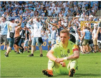  ?? FOTO: ANDREAS SCHLICHTER ?? Ein Bild, das die ganze Saarbrücke­r Traurigkei­t über den verpassten Aufstieg des FCS dokumentie­rt: Abwehrspie­ler Marco Kehl-Gomez sitzt alleine auf dem Rasen des Grünwalder Stadions.