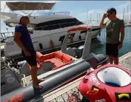  ?? (Photos Laurent Martinat) ?? Hier encore, le plan d’eau hyérois entre le littoral et les îles a enregistré une belle fréquentat­ion. A droite : Léo, du loueur de bateaux la Route du Sud, donne les dernières consignes à Frédéric Vincent, venu d’Aix passer la journée en famille pour pique-niquer à Porqueroll­es. Le loueur affichait complet ce lundi.