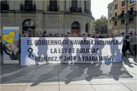  ?? ?? Agentes de la Policía Foral, concentrad­os ayer ante la sede del Gobierno de Navarra.