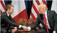  ??  ?? 特朗普5月出席北約峰­會時曾與法國總統馬克­龍（左）握手較勁，今次在紐約再次會晤，兩人的握手再度成為焦­點，不過，兩人都避免上次互握不­放的尷尬情形再發生。（路透社照片）