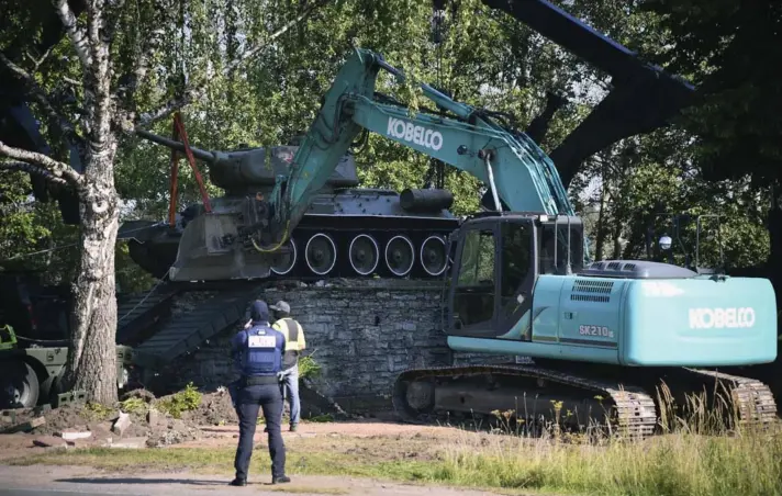  ?? ?? ►Tra●ajadores retiran un tanque soviético T-34 instalado como monumento en Narva, Estonia, el 16 de agosto de 2022.