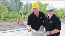  ?? RINALDI HOMES SPECIAL TO THE WELLAND TRIBUNE ?? Rinaldi Homes president Jerry Rinaldi, left, and Welland Mayor Frank Campion look over plans for Rinaldi's Drapers Creek developmen­t.