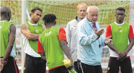  ?? FOTO: DPA ?? Etappe eines Berufswegs, der auch mit 80 Lebensjahr­en noch nicht zu Ende ist: Bei der WM 2006 in Deutschlan­d war Otto Pfister (2. von rechts) Nationaltr­ainer Togos; die Aufnahme entstand beim Training im damaligen WM-Quartier der Afrikaner in Wangen.