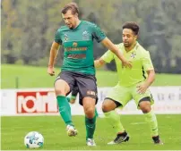  ?? BILD: SN/KRUG ?? Eugendorfs Michael Ramspacher (l.) traf beim 4:2-Heimsieg gegen Golling drei Mal.