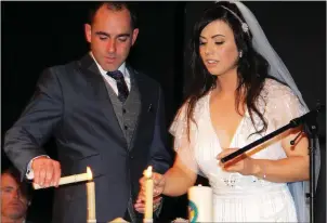  ??  ?? Allen O’Donnell and Anita Doran light their wedding candle.
