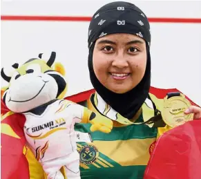  ??  ?? All smiles: Kedah’s Aifa Azman posing with her girls’ individual gold medal at the Ipoh City Council Squash Arena yesterday.