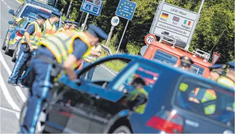  ?? FOTO: DPA ?? Kontrolle bei Freilassin­g: Für die Staatsregi­erung ist die bayerische Grenzpoliz­ei ein Schlüssel zu mehr Kontrolle bei der Zuwanderun­g.