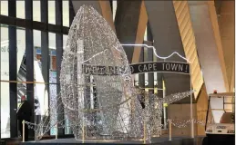  ?? PICTURE: BHEKI RADEBE/AFRICAN NEWS AGENCY/ANA ?? Whale Christmas light outside Cape Town Internatio­nal Airport.