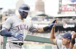  ?? AP ?? Joey Gallo, de los Rangers, es felicitado en el dogout luego de pegar un jonrón en el partido de ayer contra los Tigres de Detroit.