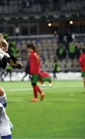  ?? FOTO: LEHTIKUVA/EMMI KORHONEN ?? ■
Finland kommer att spela i EM 2022 tack vare Linda Sällströms sena segermål mot Portugal.