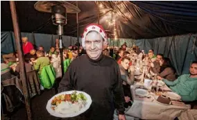  ?? FOTO KAREL HEMERIJCKX ?? Werknemers van Ford Genk vieren kerst op hun manier: samen in een tent bij het stakingspi­ket.