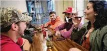  ?? Marie D. De Jesús/Staff photograph­er, Houston Chronicle ?? Visitors from North Carolina enjoy drinks at Bravery Chef Hall.