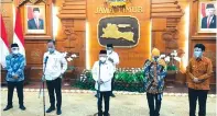  ?? EDI SUSILO/JAWA POS ?? TERJUN LANGSUNG: Wapres KH Ma’ruf Amin didampingi Teten Masduki (kiri), Agus Gumiwang (dua dari kiri), Khofifah Indar Parawansa (dua dari kanan), dan Emil Elestianto Dardak (kanan) menyampaik­an keterangan setelah rapat terbatas penanganan kemiskinan di Gedung Negara Grahadi kemarin.