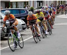  ??  ?? Les coureurs de l’EC Serquigny, club organisate­ur, en tête du peloton à la mi-course.