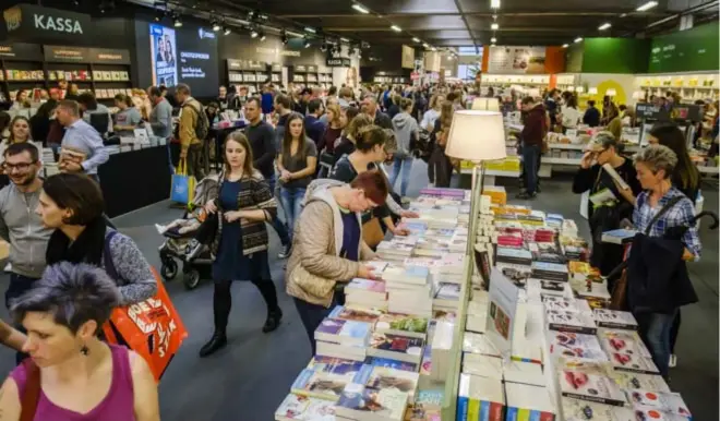  ?? FOTO VICTORIANO MORENO ?? De Boekenbeur­s gaat dit weekend de laatste rechte lijn in.