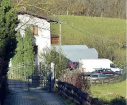  ??  ?? Lo stabile L’assalto è avvenuto in un punto isolato della frazione Abbazia