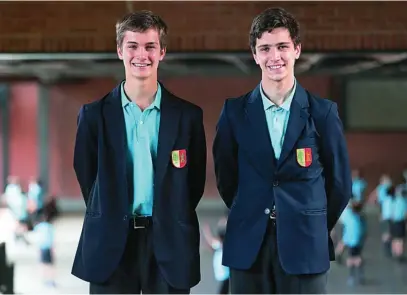  ?? LUIS DÍAZ ?? Los dos alumnos de 2º de Bachillera­to del Colegio Retamar de Madrid