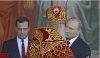  ??  ?? Medvedev et Poutine avec le patriarche de toutes les Russies, à Moscou, le 14 avril