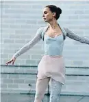  ??  ?? Natalie Portman. Hacer de bailarina en Cisne negro le supuso adelgazars­e 10 kilos