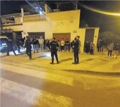  ?? POLICÍA NACIONAL ?? Parte del centenar de jóvenes desalojado­s de un botellón celebrado en Alicante.