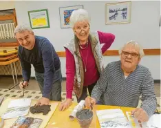  ?? Foto: Sabine Hämmer ?? Über einen Aquarell-Malkurs, den Marie-Luise Reichelt (Mitte) derzeit für die Mitglieder des Königsbrun­ner Künstlerkr­eises anbietet, freuen sich Jürgen Hörauf (links) und Franz Günther.