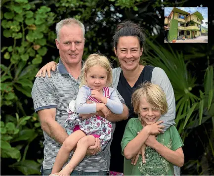  ?? PHOTO: MURRAY WILSON/FAIRFAX NZ ?? Current owners of a lodge in Ecuador Doug and Rebecca Greenshiel­ds, with John, 9, and Lexie, 3.