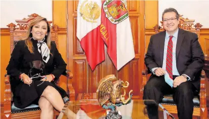  ?? /CORTESÍA: GOBIERNO DEL ESTADO ?? Lorena Cuéllar y Marco Mena sostuviero­n un encuentro institucio­nal privado en el Despacho Principal, el cual se prolongó por más de dos horas