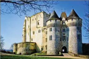  ??  ?? Le château de Nogent-le-Rotrou est l’un des monuments emblématiq­ues.