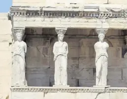  ?? BILD: RLI / APRO ?? Sechs überlebens­große Mädchenfig­uren ersetzen am Erechtheio­n-Tempel der Akropolis Säulen.