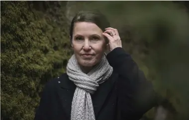  ??  ?? Kristina Sandberg i Tyresta nationalpa­rk. Hon har blivit väl bekant med urskogen, särskilt under sjukdomspe­rioden gick hon här ofta. ”Fysioterap­euten rådde mig att gå i skogen. Så här gick jag mina 10 000 steg”, säger hon.