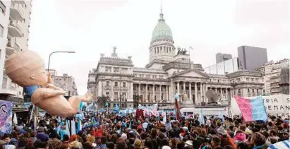  ??  ?? APOYO. Cientos se reunieron para manifestar­se contra la ley que autoriza la interrupci­ón del embarazo.