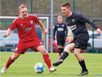  ?? UWE PETZL ?? Torschütze zum 2:0: Heiligenst­adts Alexander Rohner (links, hier gegen Struths Florian Schröter) trifft im Derby nach einer Ecke per Brust.