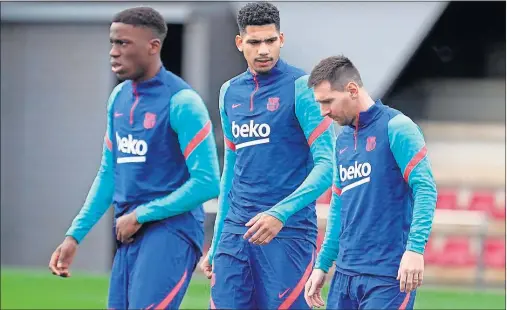  ??  ?? Messi habla con Araújo en presencia de Ilaix Moriba antes de empezar el entrenamie­nto de ayer en Sant Joan Despí.