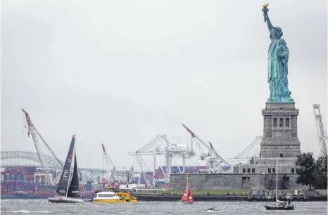  ?? FOTO: DPA ?? Die New-Yorker Hafeneinfa­hrt - hier bei der Ankunft der Klimaaktiv­istin Greta Thunberg Ende August, soll Heimat von Austern werden.