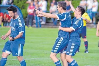  ?? FOTO: CHRISTIAN METZ ?? Jubel über das 1:0, das den Sieg des TSV Eschach einleitete (von links): Eschachs Tobias Weiß, Michael Fäßler und Marcel Heinrich.