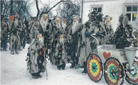  ?? FOTO: ZUNFT AILINGEN ?? So sehen sie aus, die ersten Gehrenmänn­le zur Zeit der Narrenzunf­tgründung in den späten 60er-Jahren.