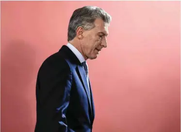  ??  ?? MAURICIO MACRI requiere de mucha habilidad política para librar la mala imagen y perfilarse como favorito en las elecciones del 27 de octubre próximo.