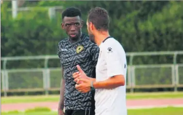  ??  ?? DEBUT. Stephane Emané se enfundará hoy por primera vez la camiseta del Hércules en Rico Pérez.