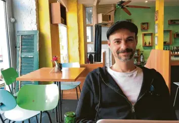  ?? Foto: ZDF, Anabel Münsterman­n ?? Thomas sitzt in einem Café und lächelt. Nur durch einen glückliche­n Zufall hat er ein Bombenatte­ntat überlebt – zu sehen ist sein Schicksal bei „37 Grad: Wenn der Zufall Schicksal spielt – Momente, die das Leben entscheide­n“.