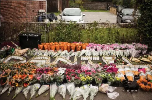  ?? FOTO: RASMUS FLINDT PEDERSEN ?? Et hav af blomster og levende lys stillet op så det danner Daniels navn ved gerningsst­edet på Emdrupvej.