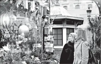  ?? CATHY LU/RICK STEVES' EUROPE ?? Window-shopping in France takes a festive turn during the holidays. The Christmas season starts Dec. 6.