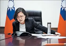  ?? OFFICE OF THE PRESIDENT OF TAIWAN ?? Taiwanese President Tsai Ing-wen speaks with President-elect Donald Trump on Friday.